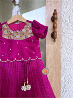 Load image into Gallery viewer, Pattu Lehenga- Berry
